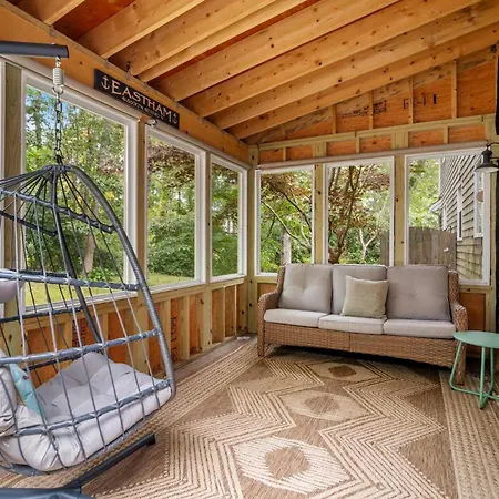5 Min Drive To National Seashore Beaches And Private Backyard